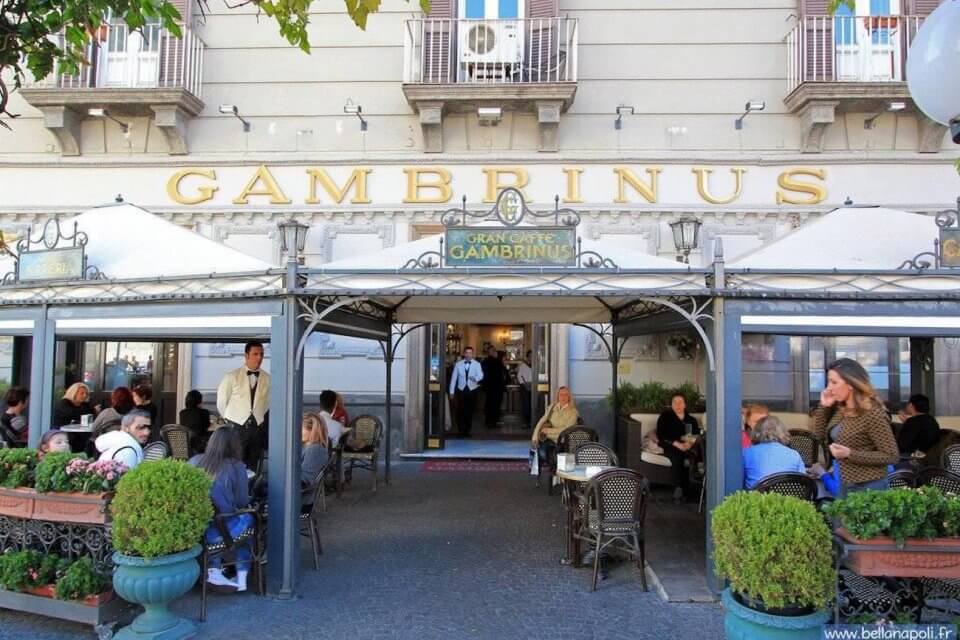 Napoli, 22enne gay insultato al locale Gambrinus: ‘Ricch*one, ucciditi’