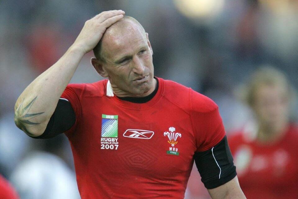 Gareth Thomas abbraccia il marito dopo aver vinto la gara di Triathlon. L’emozionante scena commuove il pubblico