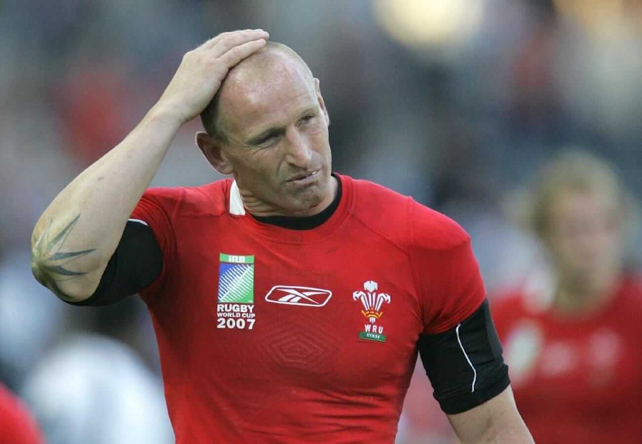 Gareth Thomas abbraccia il marito dopo aver vinto la gara di Triathlon. L’emozionante scena commuove il pubblico