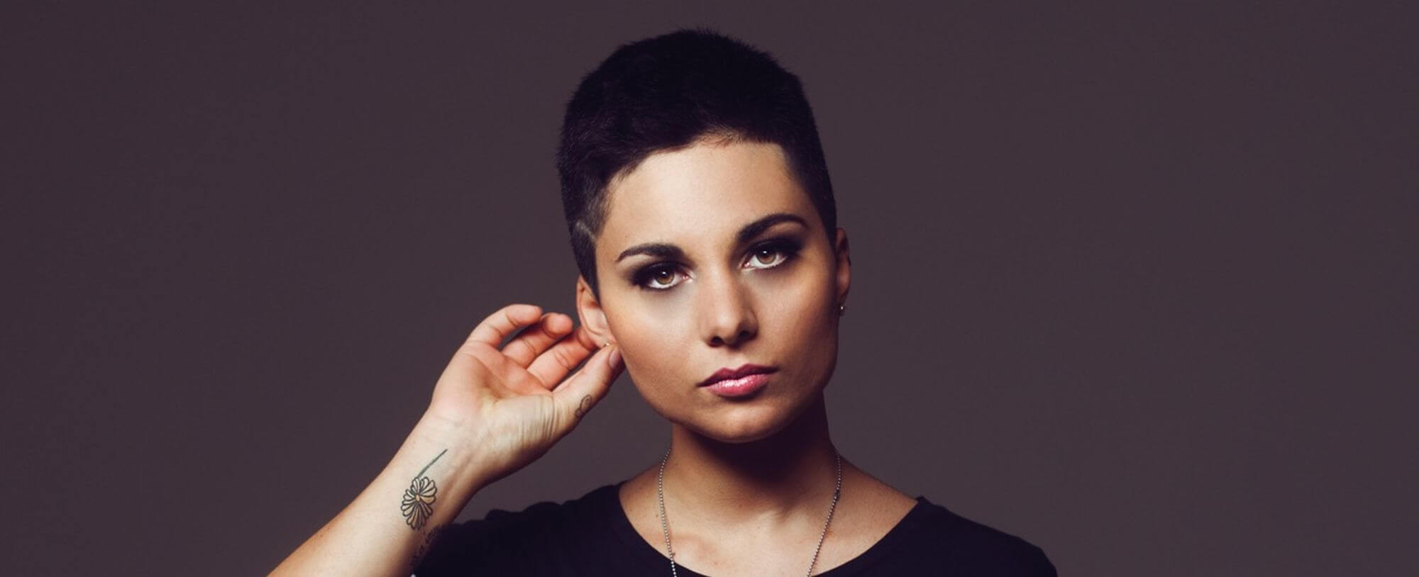 Giordana Angi: in ‘Chiedo di Non Chiedere’ canta per la prima volta l’amore lesbico senza filtri
