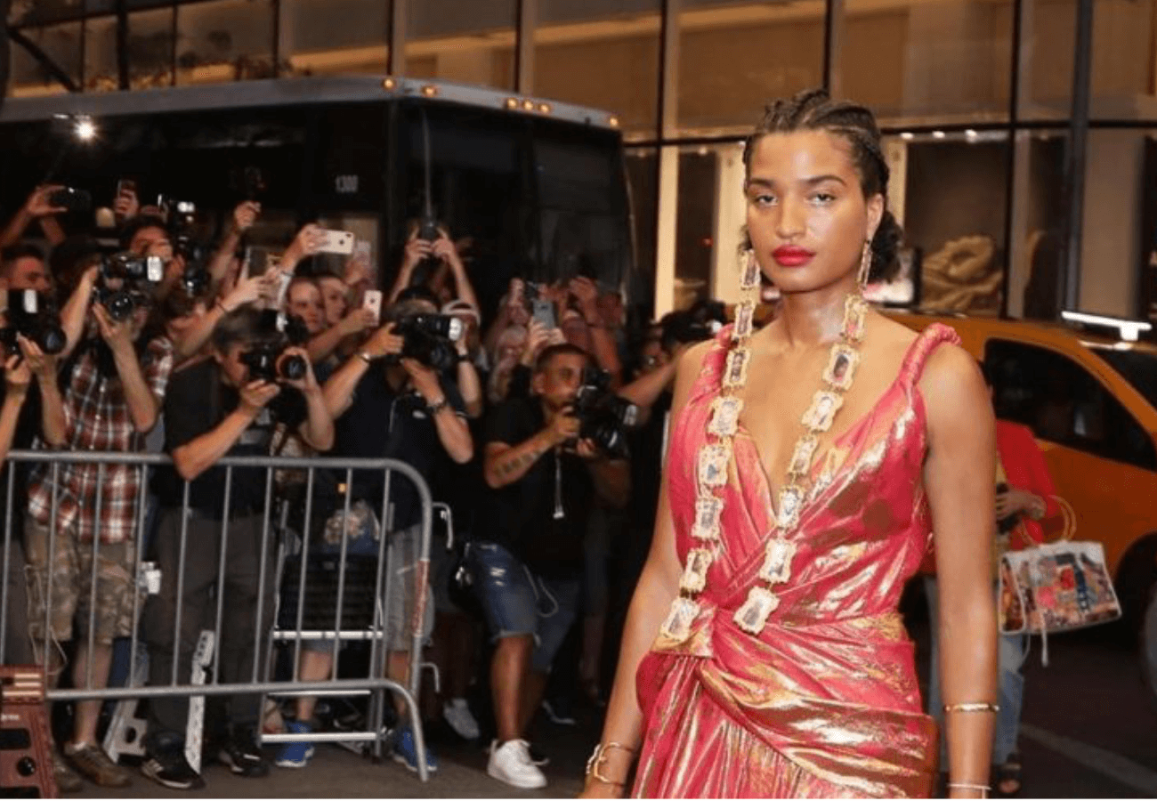 Indya Moore ai Fashion Media Awards con orecchini raffiguranti donne trans uccise