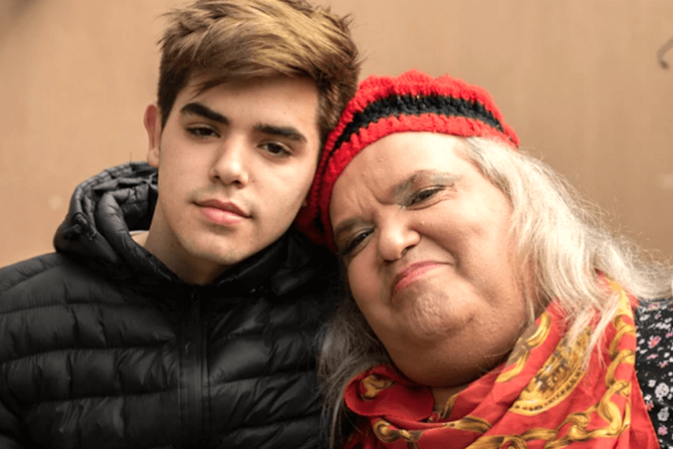 Il cammino di Mariana verso la transizione, accompagnata dal figlio 19enne