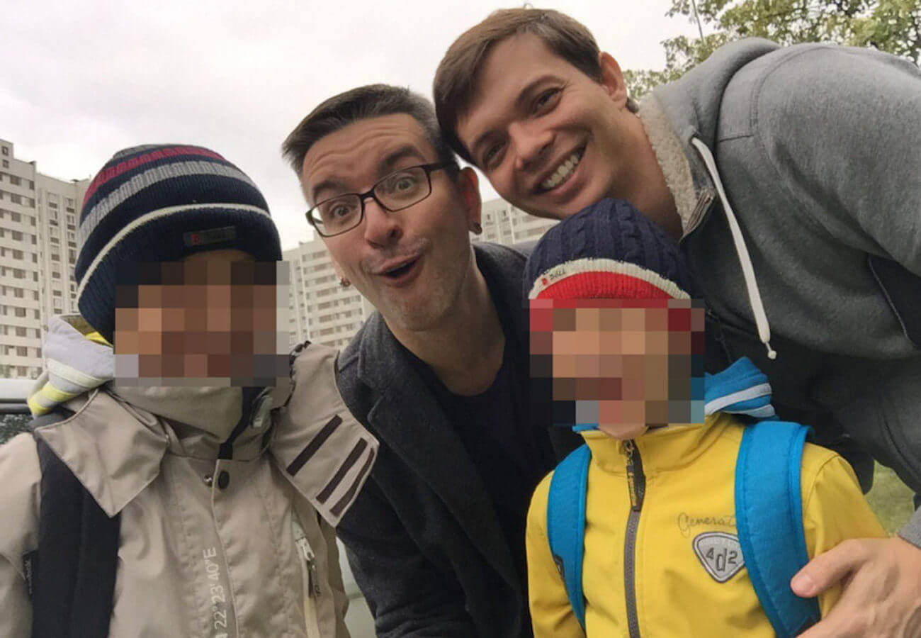 Andrei ed Evgeny fuggiti con i loro figli dalla Russia per aver infranto la legge sulla propaganda gay
