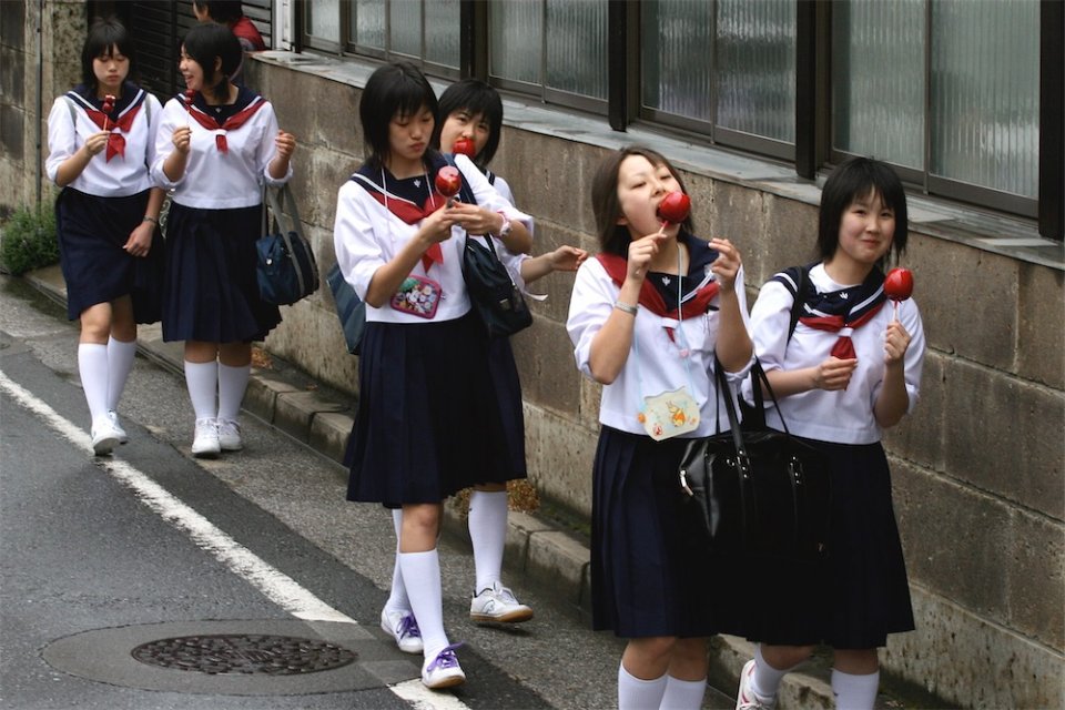 Basta gonne a scuola: alimentano l’omofobia