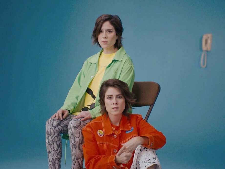 Tegan and Sara: le gemelle lesbiche tornano all’indie rock con il nuovo singolo – VIDEO