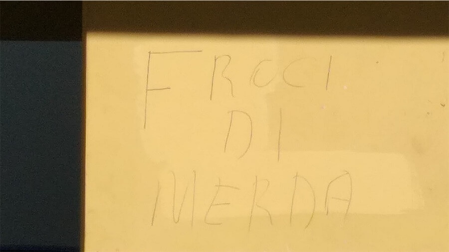 Formia, coppia gay perseguitata dai vicini: bastonate, lanci di pietre e scritte omofobe