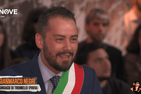 Gianmarco Negri, a L'Assedio il primo sindaco trans d'Italia: "Siamo tutti in continua transizione" - video - Gianmarco Negri - Gay.it