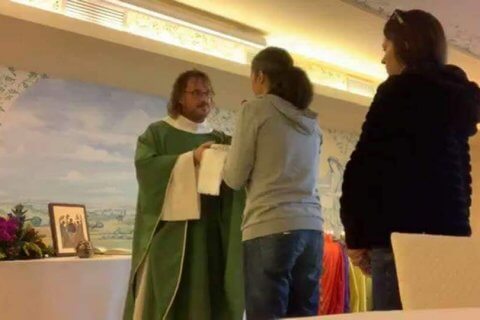 Giuliano Costalunga, il prete gay sposato è tornato in Italia e ha celebrato messa - Giuliano Costalunga - Gay.it