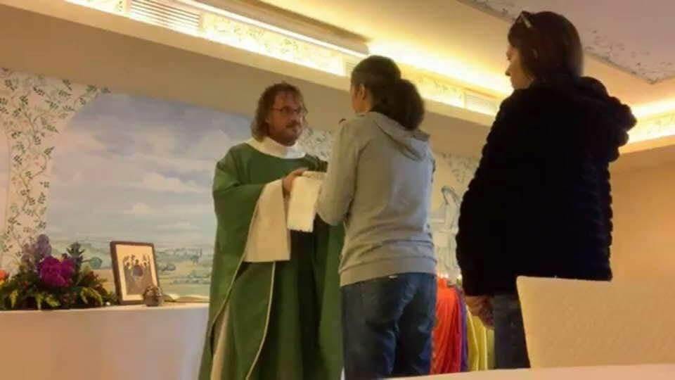 Giuliano Costalunga, il prete gay sposato è tornato in Italia e ha celebrato messa