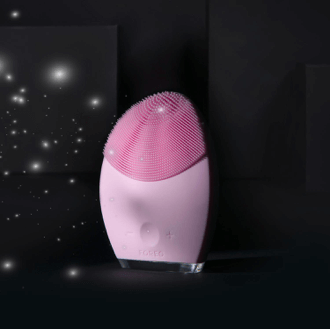 Stai già pensando a Natale? Punta sulla cura della pelle! - Luna2 foreo 2 - Gay.it