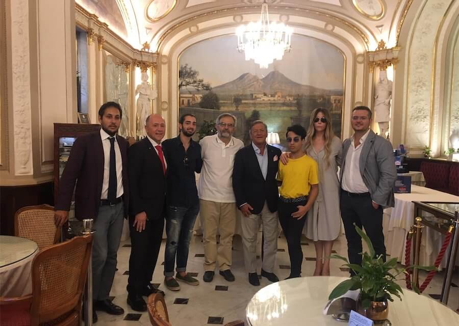 Napoli, la direzione del Gambrinus si scusa con il 20enne gay insultato