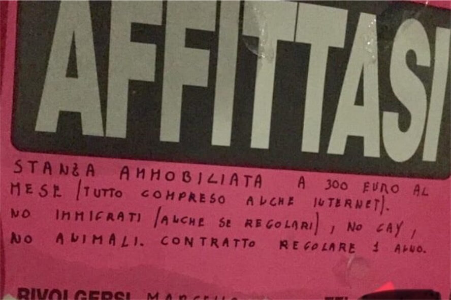 Roma, cartello omofobo: “affitto casa ma non a gay, animali e immigrati”
