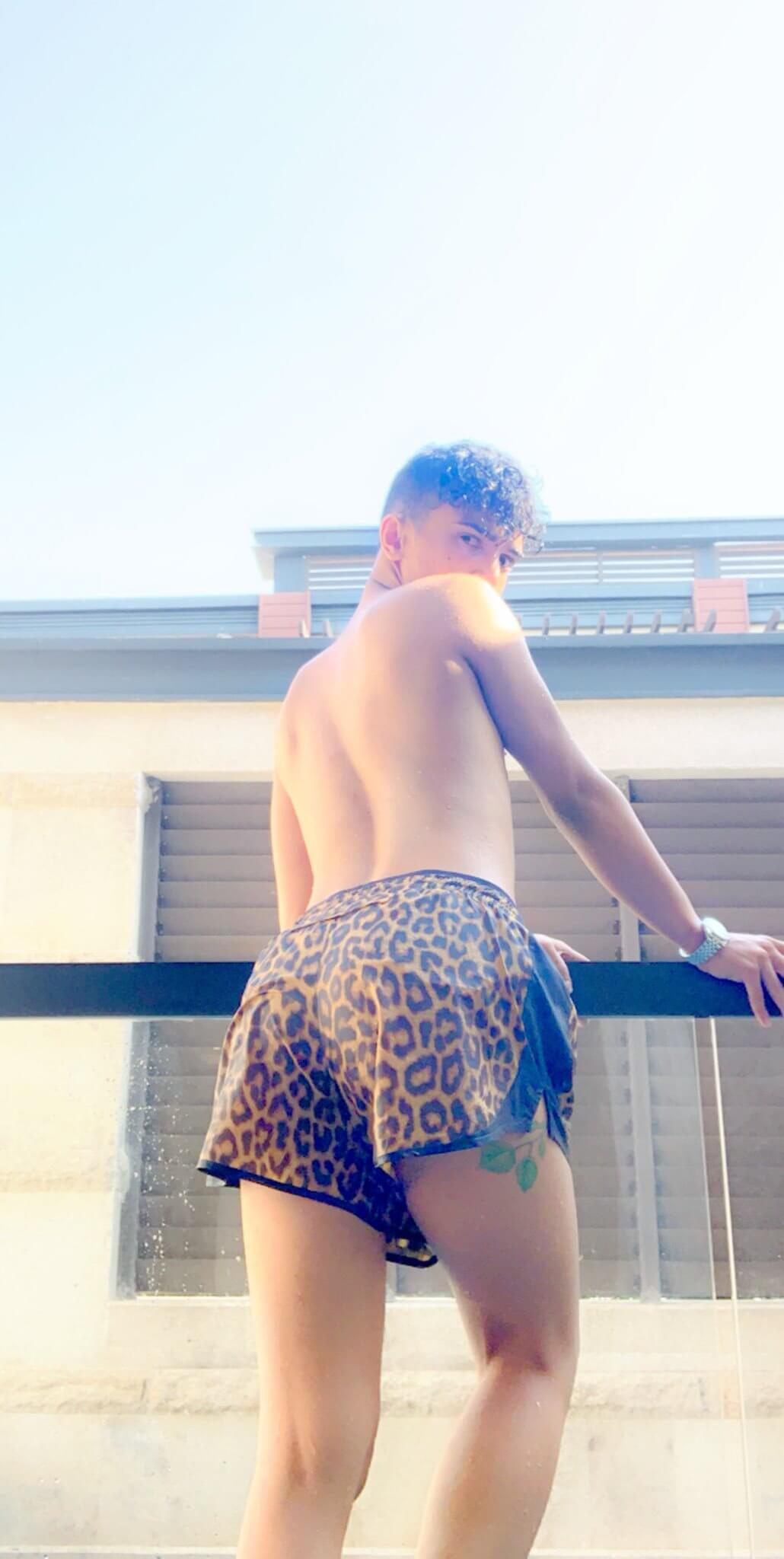 Arabia Saudita, ragazzo gay rischia 3 anni di carcere per una foto in pantaloncini - Suhail al Jamee - Gay.it