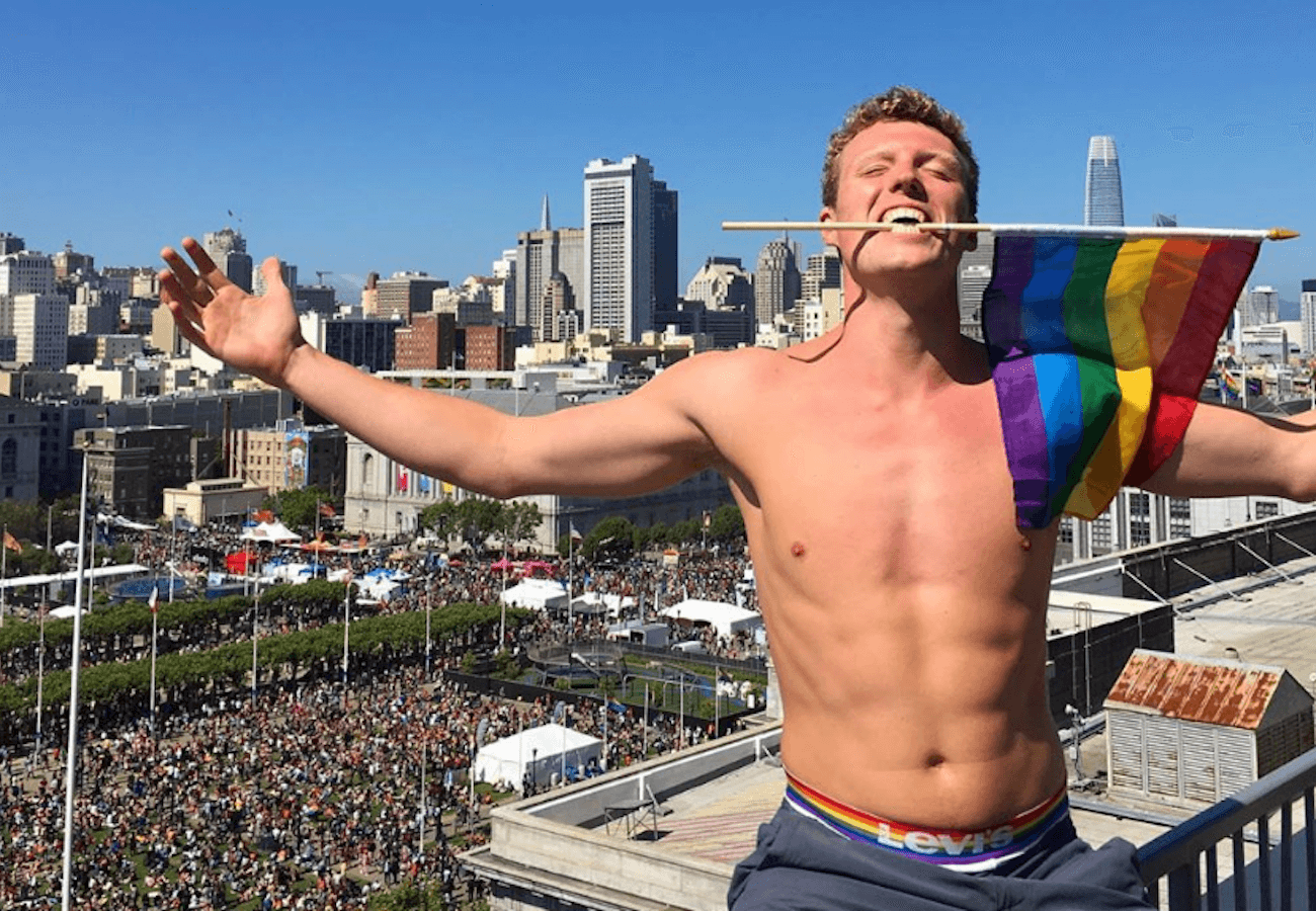 Abrahm DeVine, nuotatore gay, espulso dalla squadra di Stanford per il suo orientamento
