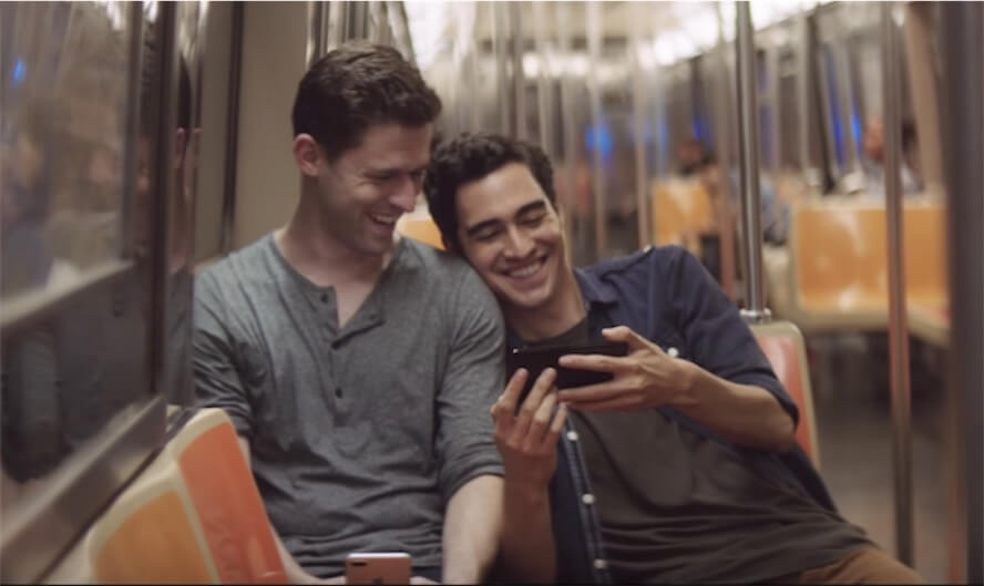 “L’iPhone mi ha fatto diventare gay”, ritirata la demenziale denuncia contro Apple