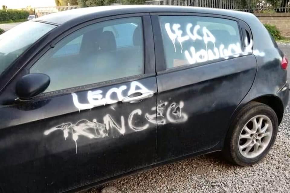 Omofobia a Civitavecchia: scritte sull’auto di una coppia lesbica