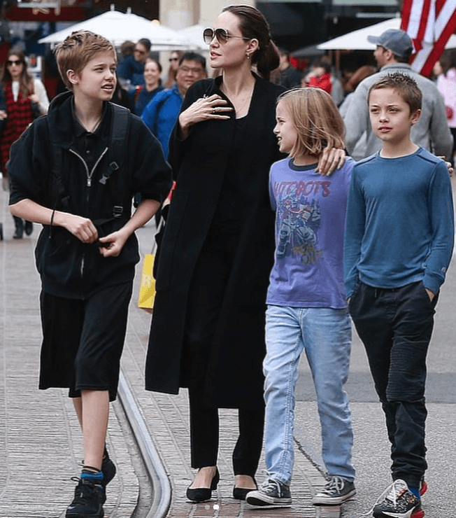 Angelina Jolie: 'mia figlia Shiloh desidera indossare abiti maschili ed essere chiamata John' - john - Gay.it