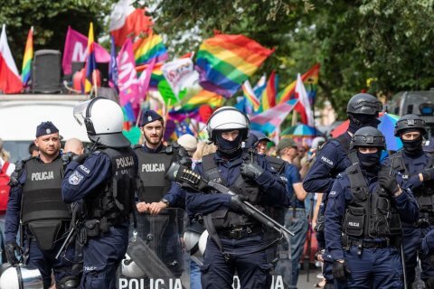 Bar gay distribuisce acqua ai manifestanti, e la polizia apre il fuoco - video - polonia - Gay.it