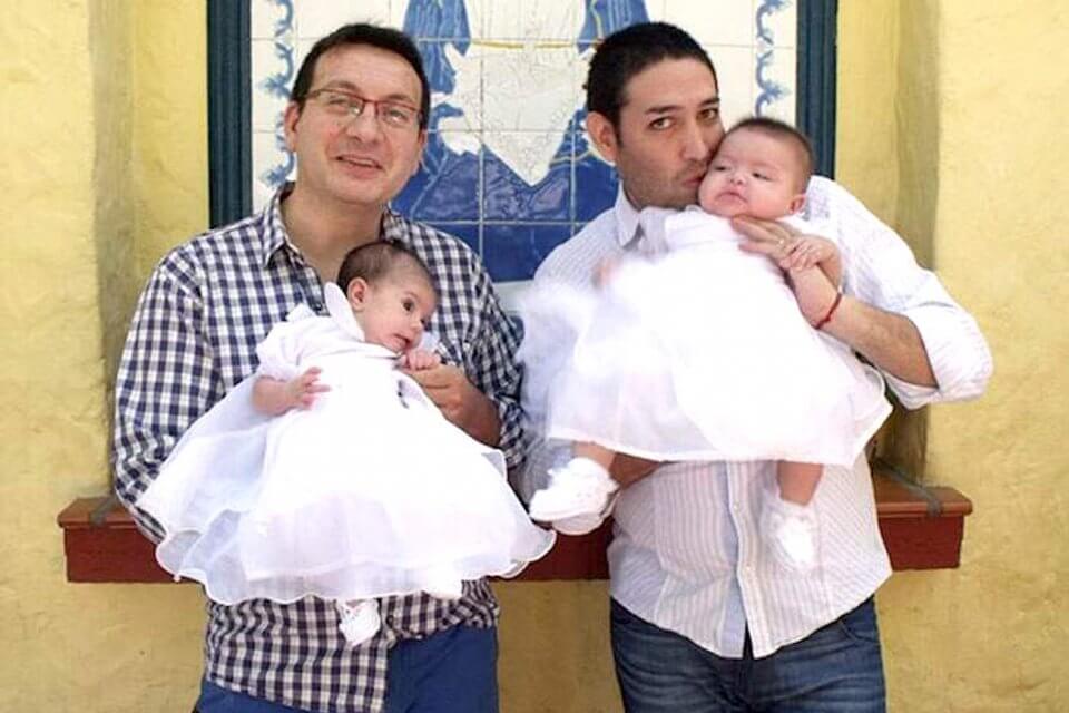 Rifiutata da 10 famiglie perché sieropositiva, bimba neonata adottata da una coppia gay