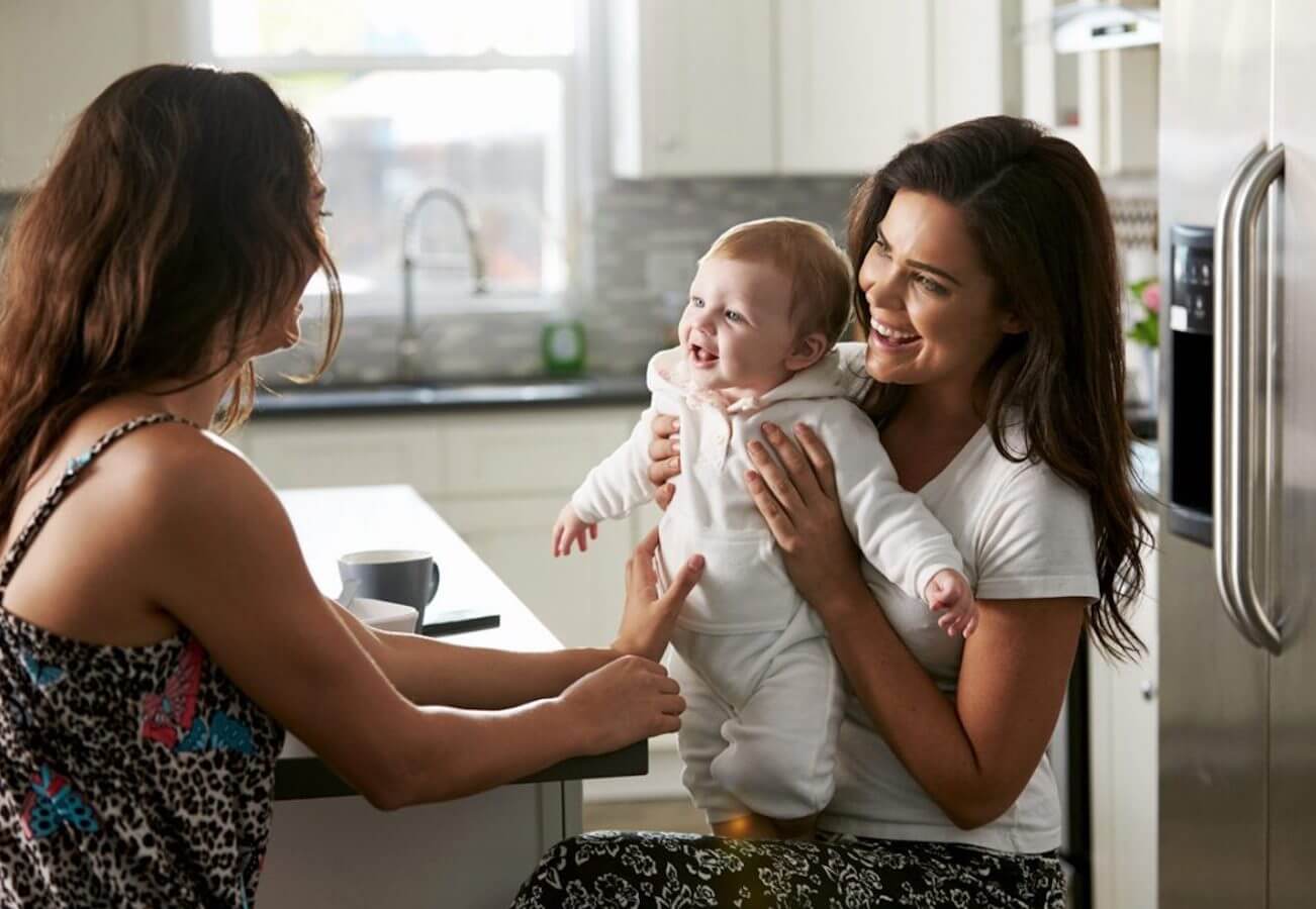 Bambino con due mamme: interviene la Corte Costituzionale