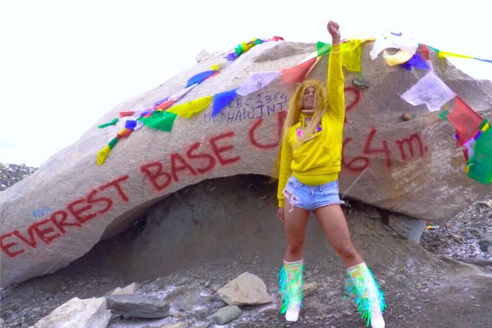 Aaron Carty, drag queen vestita da Beyoncé scala l'Everest - VIDEO - Aaron Carty - Gay.it