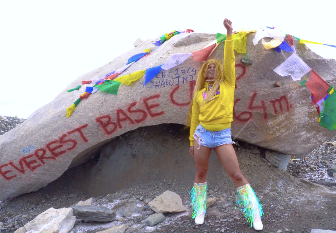 Aaron Carty, drag queen vestita da Beyoncé scala l’Everest – VIDEO