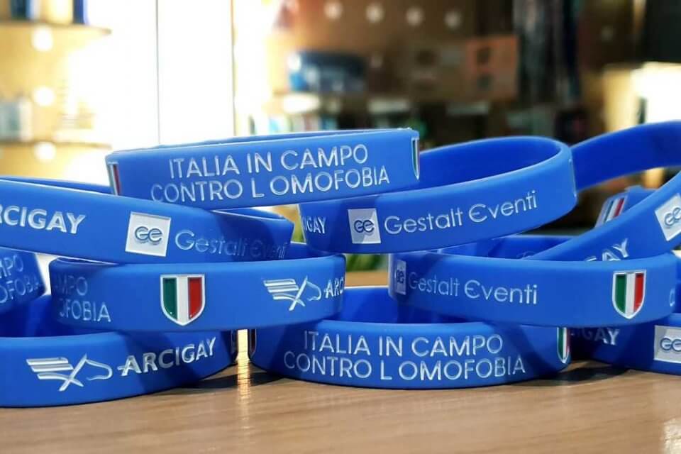 Braccialetti azzurri contro l’omofobia: al via la campagna Arcigay per tifosi e squadre - Braccialetti 2 Italia in campo contro lomofobia 1200x675 - Gay.it