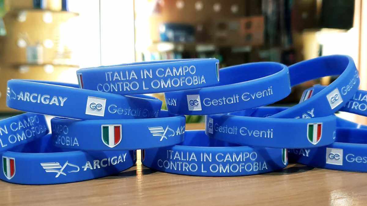 Braccialetti azzurri contro l’omofobia: al via la campagna Arcigay per tifosi e squadre