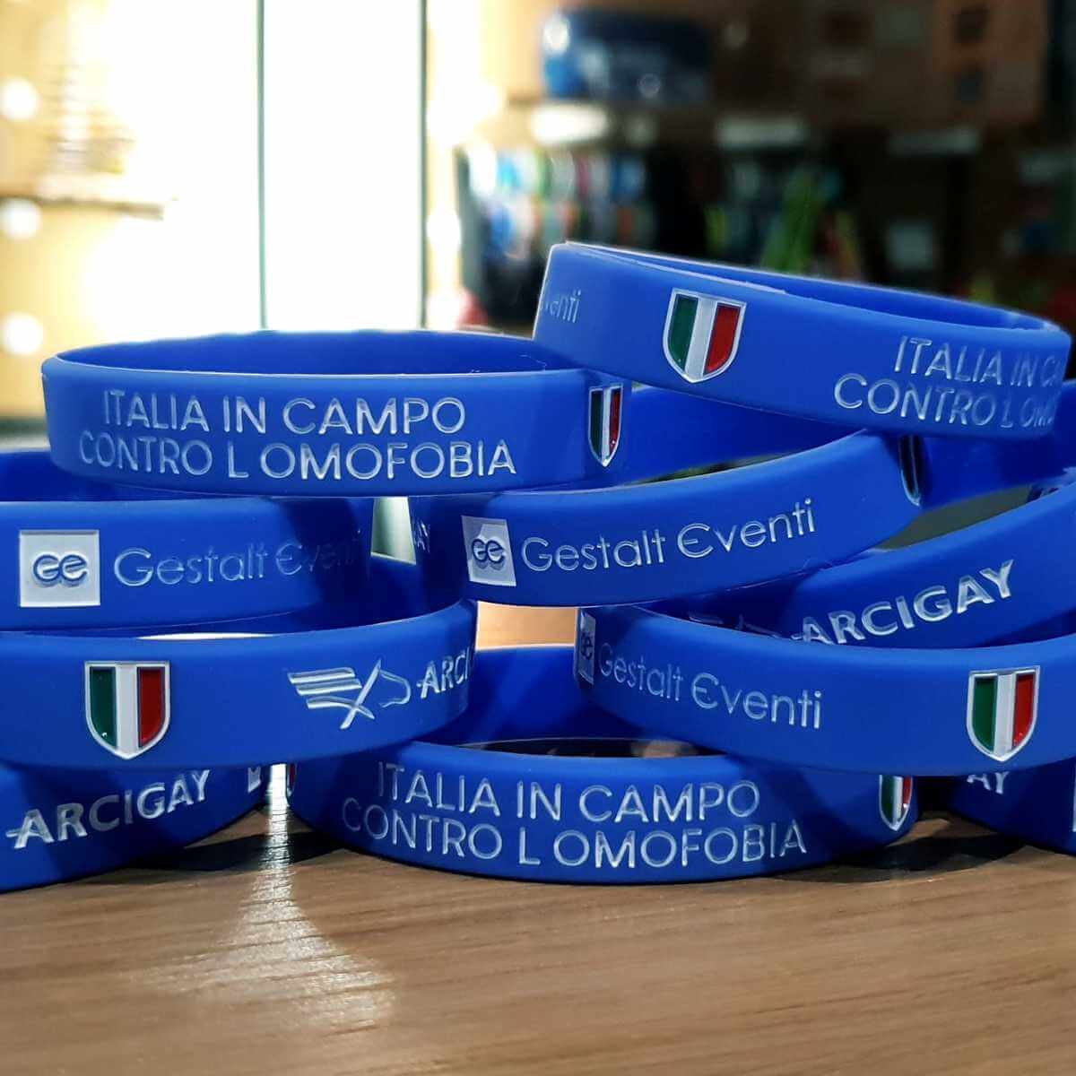 Braccialetti azzurri contro l’omofobia: al via la campagna Arcigay per tifosi e squadre - Foto Braccialetti Italia in campo contro lOmofobia - Gay.it