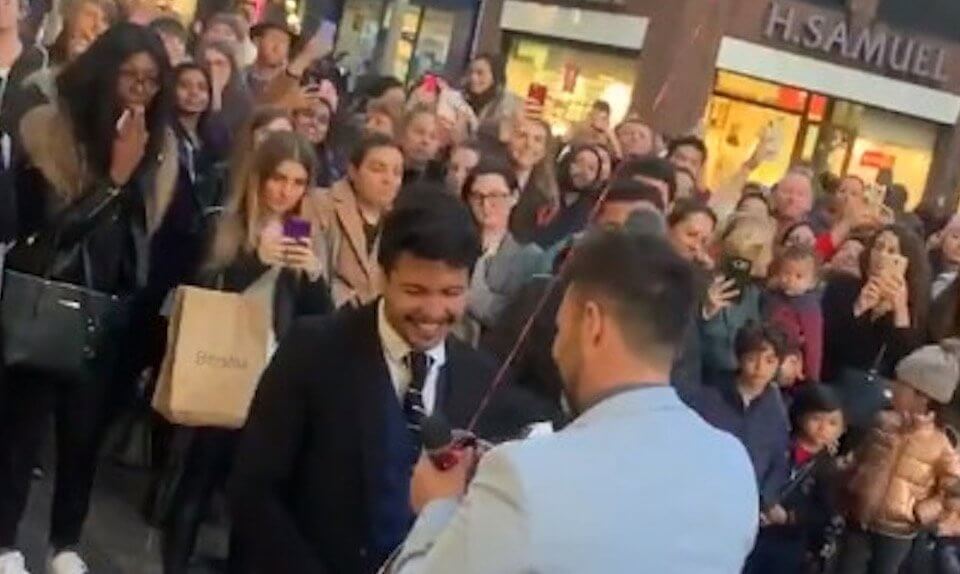 Proposta di matrimonio gay tra la folla in strada, il video è virale