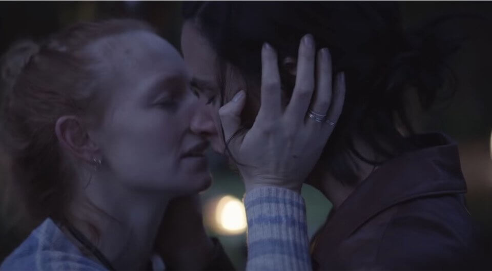Renault Clio, il meraviglioso spot con una storia d’amore lesbica – video
