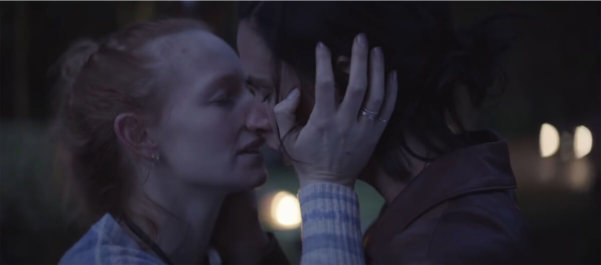 Renault Clio, il meraviglioso spot con una storia d’amore lesbica – video