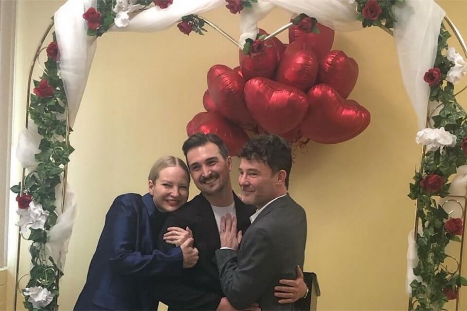 Sia, foto social a volto scoperto per le nozze gay del manager