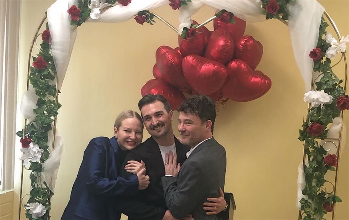 Sia, foto social a volto scoperto per le nozze gay del manager