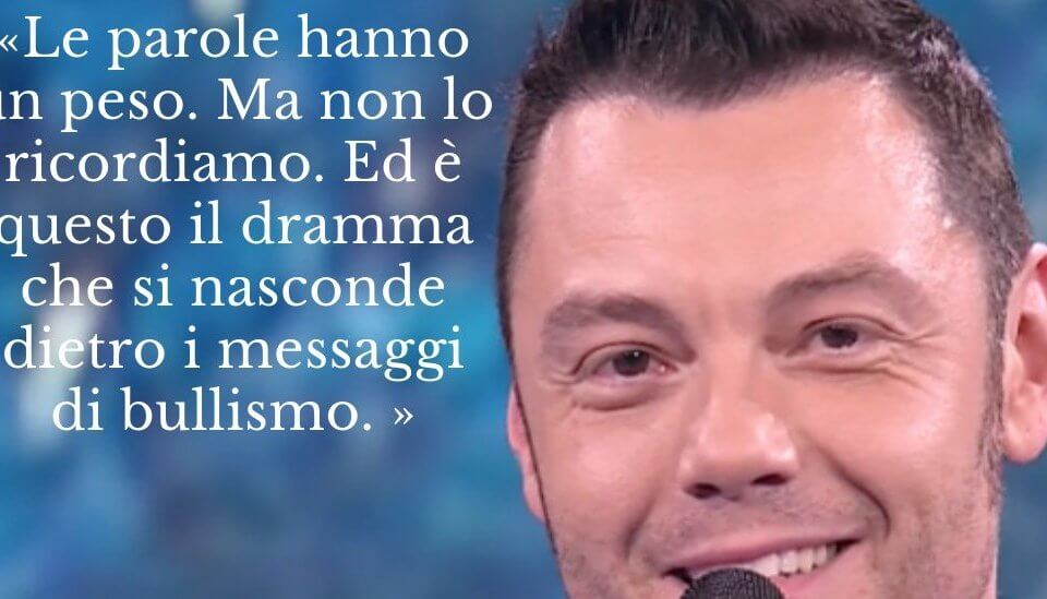 Tiziano Ferro, lo straordinario monologo contro l’omofobia e il bullismo: “Le parole hanno un peso” – video