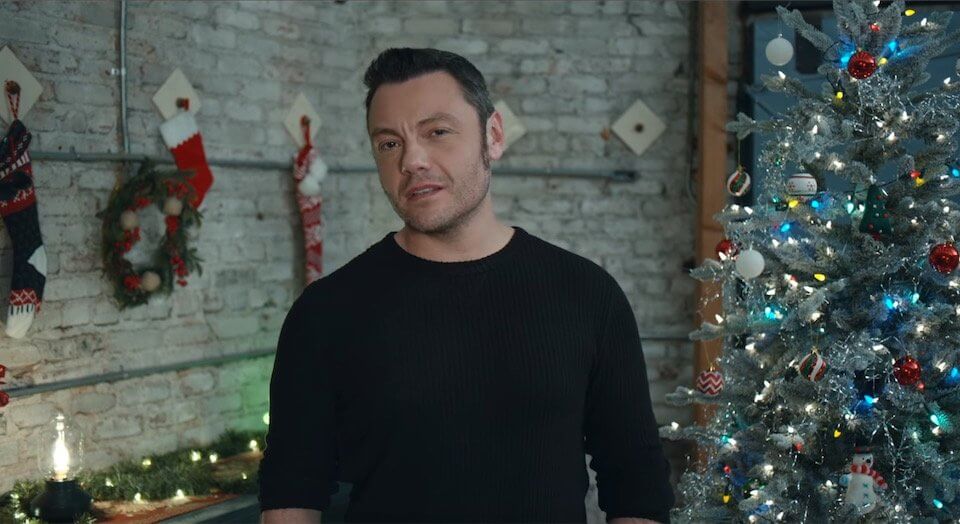 Tiziano Ferro canta  In Mezzo A Questo Inverno, il video del nuovo singolo