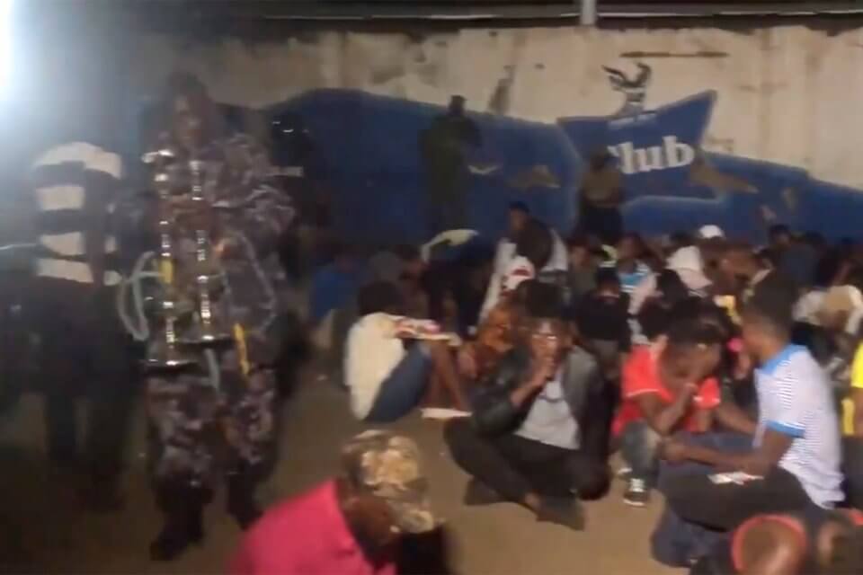 Uganda, 127 persone arrestate in un locale LGBT – video