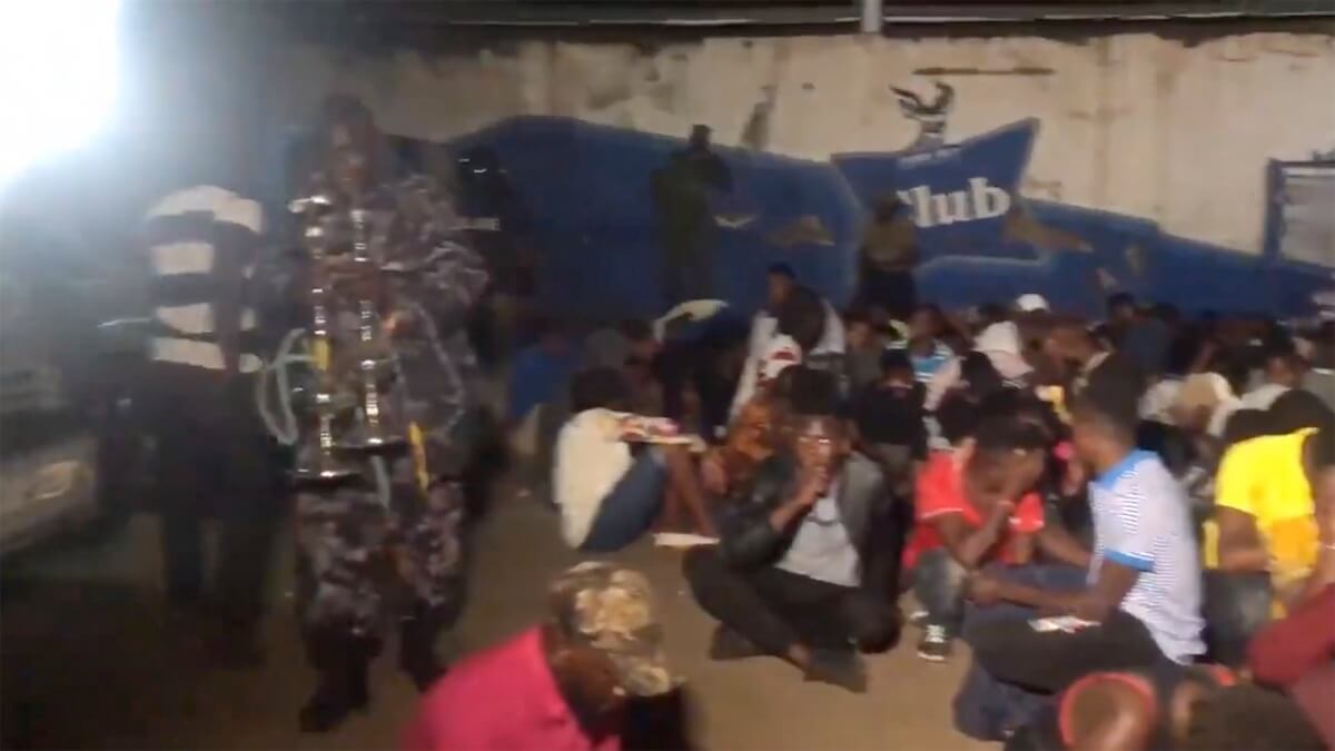 Uganda, 127 persone arrestate in un locale LGBT – video