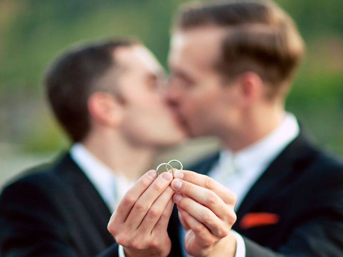 Niente location per un book fotografico a coppia gay: ‘Due maschi qui non li facciamo venire’