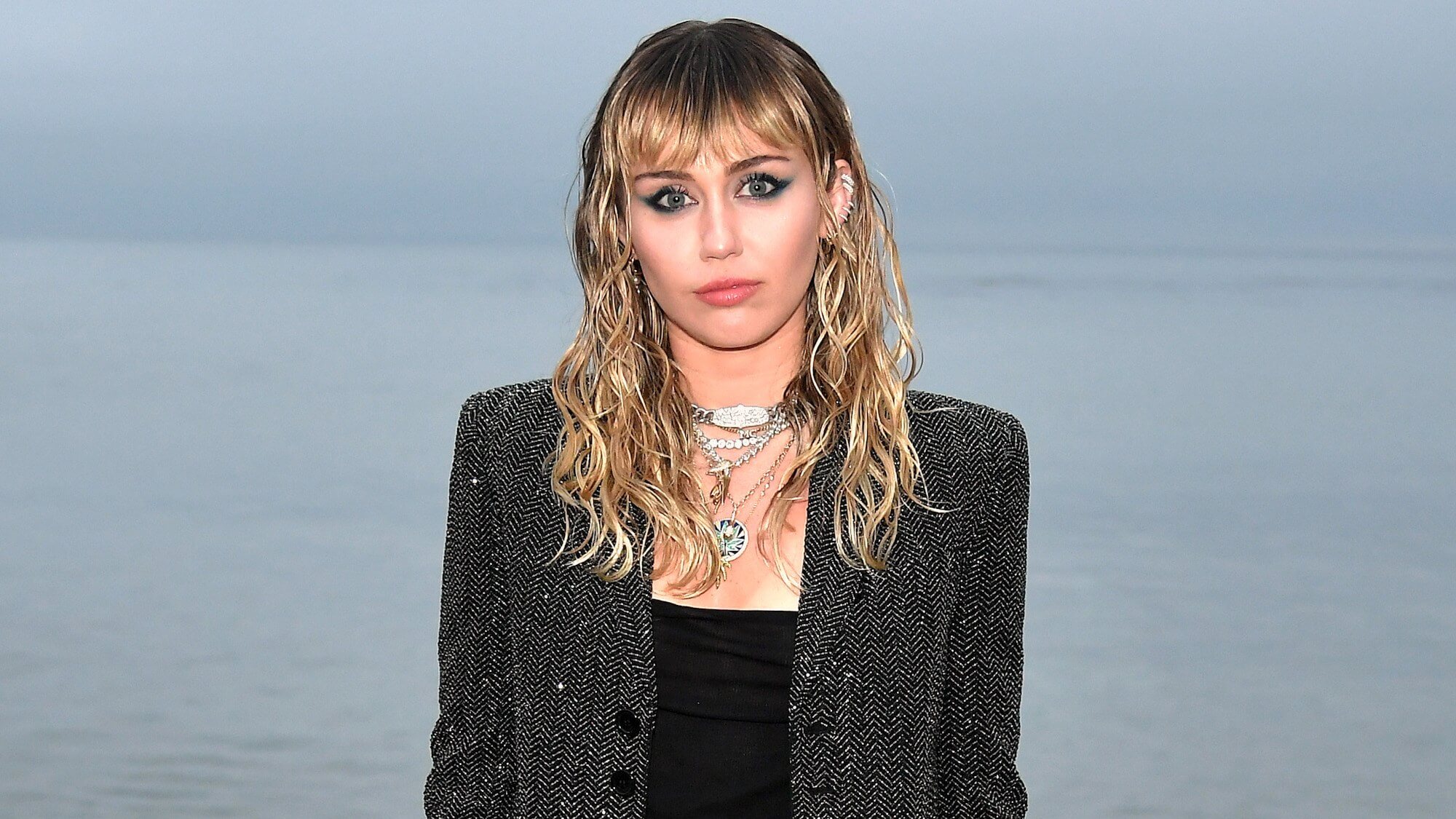 Miley Cyrus: la cameleontica e provocatoria cantautrice pansessuale compie 27 anni