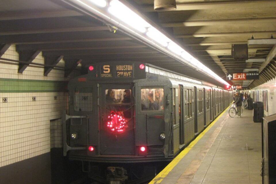 Folle prende a martellate 21enne gay e lo spinge tra i binari della metro - new york underground - Gay.it