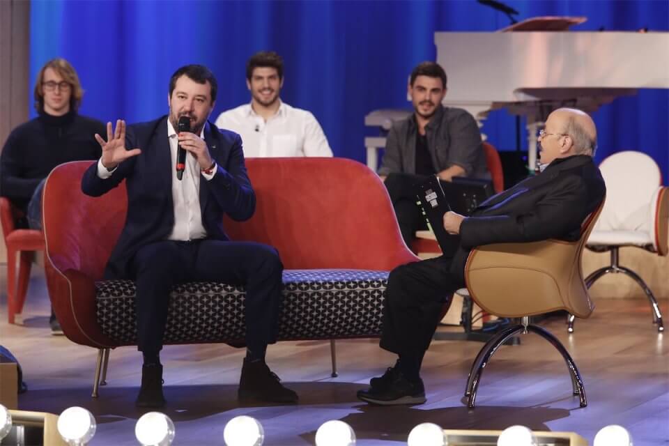 Matteo Salvini canta ‘Via Del Campo’ di Fabrizio De Andrè: ma lo sa che la vera protagonista era una trans?