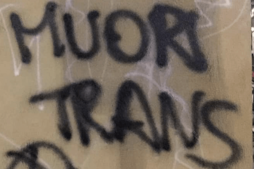 Roma e Massa, ancora transfobia: nella Capitale compare la scritta ‘muori trans’
