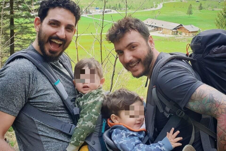 “Fro*i, pervertiti, dovete morire”, pioggia di insulti omofobi per i due “Papà per scelta”