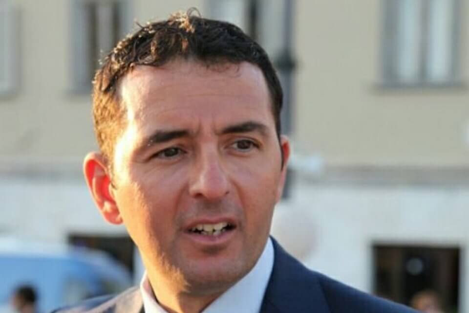 Cascina, il sindaco alla polizia: “Siete una massa di finocchi”