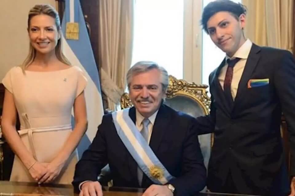 Estanislao, il figlio del presidente argentino con una bandiera rainbow alla cerimonia di insediamento - Estanislao - Gay.it