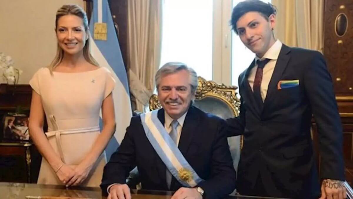 Estanislao, il figlio del presidente argentino con una bandiera rainbow alla cerimonia di insediamento