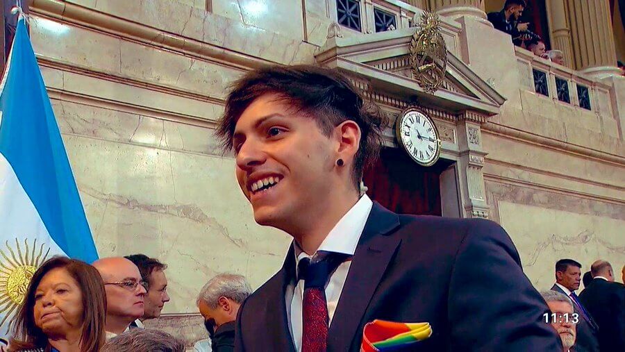 Estanislao, il figlio del presidente argentino con una bandiera rainbow alla cerimonia di insediamento - Estanislao 2 - Gay.it