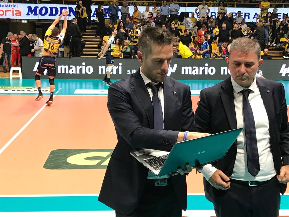 Modena Volley distribuisce   1.000 braccialetti contro l’omofobia nello sport