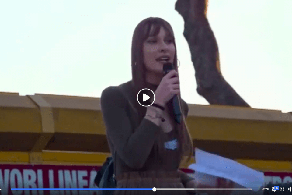 Sardine a Roma, sul palco anche la 22enne transgender Luce Visco – VIDEO